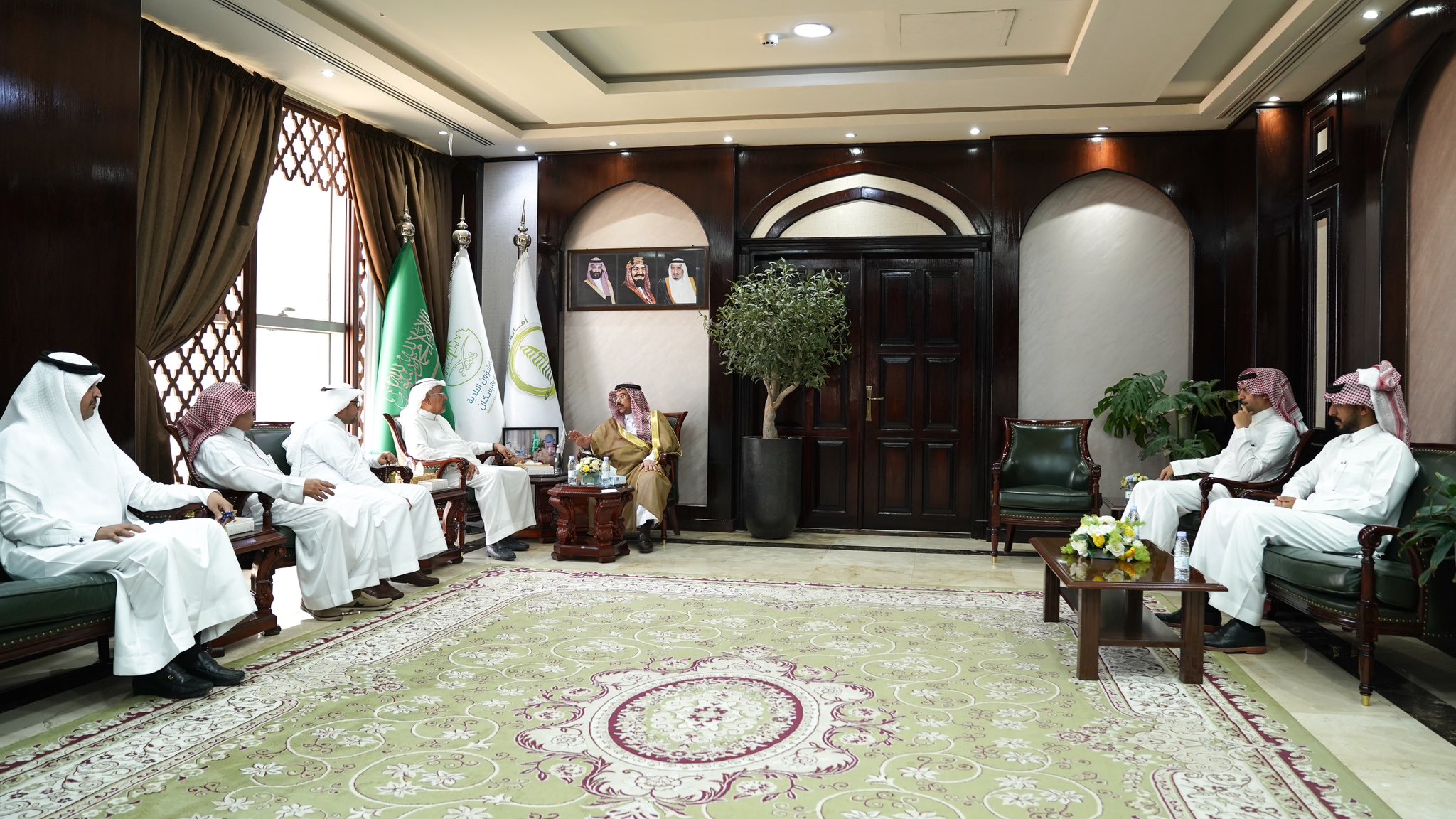  أمين الجوف يستعرض مع رجال الأعمال فرص الاستثمار بالقطاع البلدي