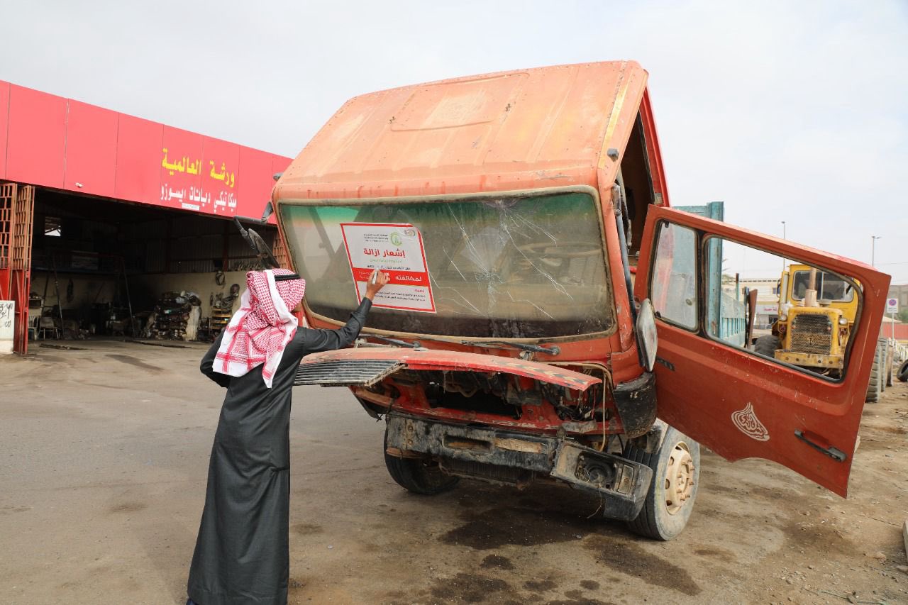 أمانة الجوف ترفع 5733 طناً من الأنقاض والمخلفات