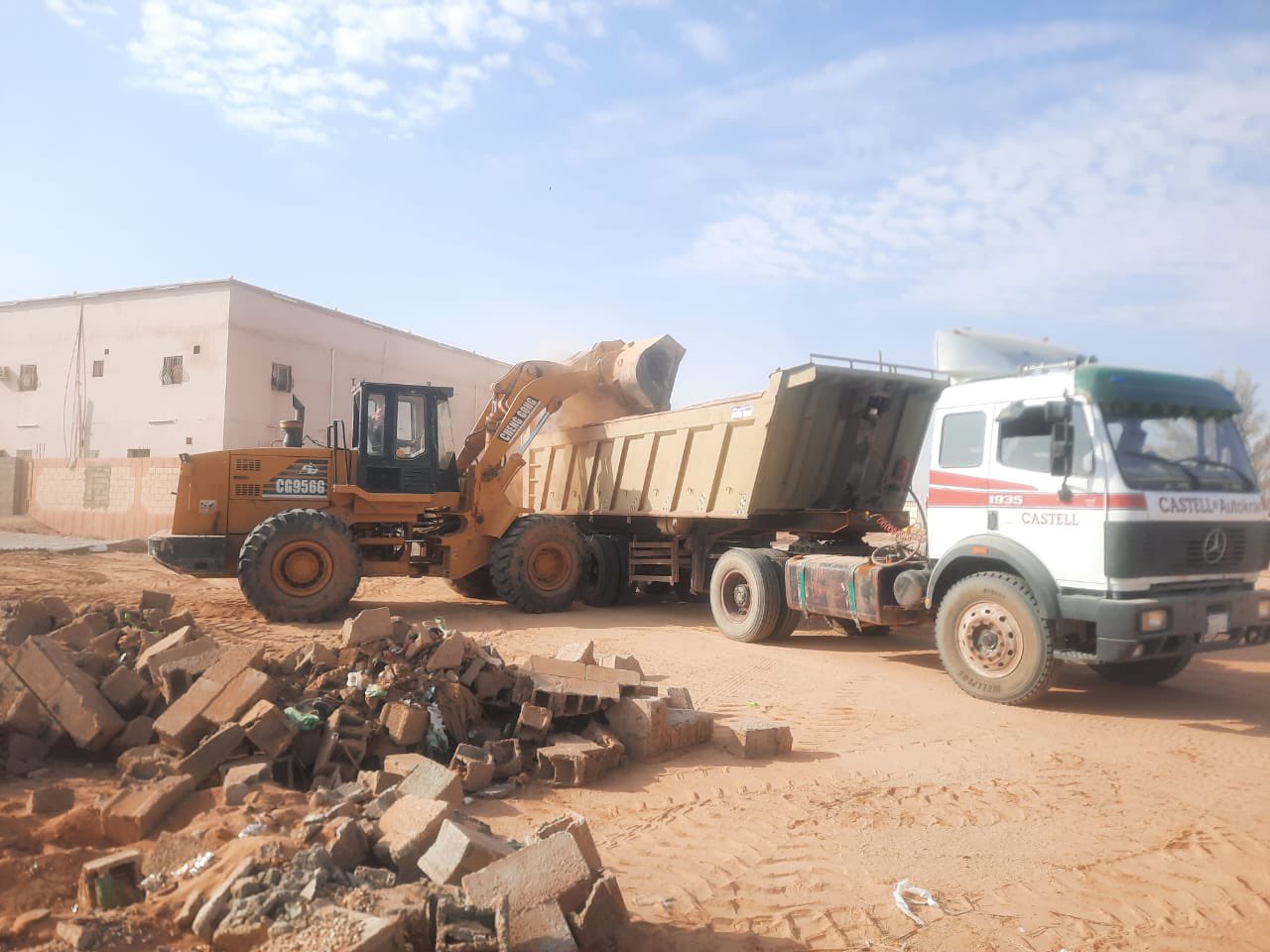 أمانة الجوف ترفع 1566 طنًا من النفايات والأنقاض في أبوعجرم