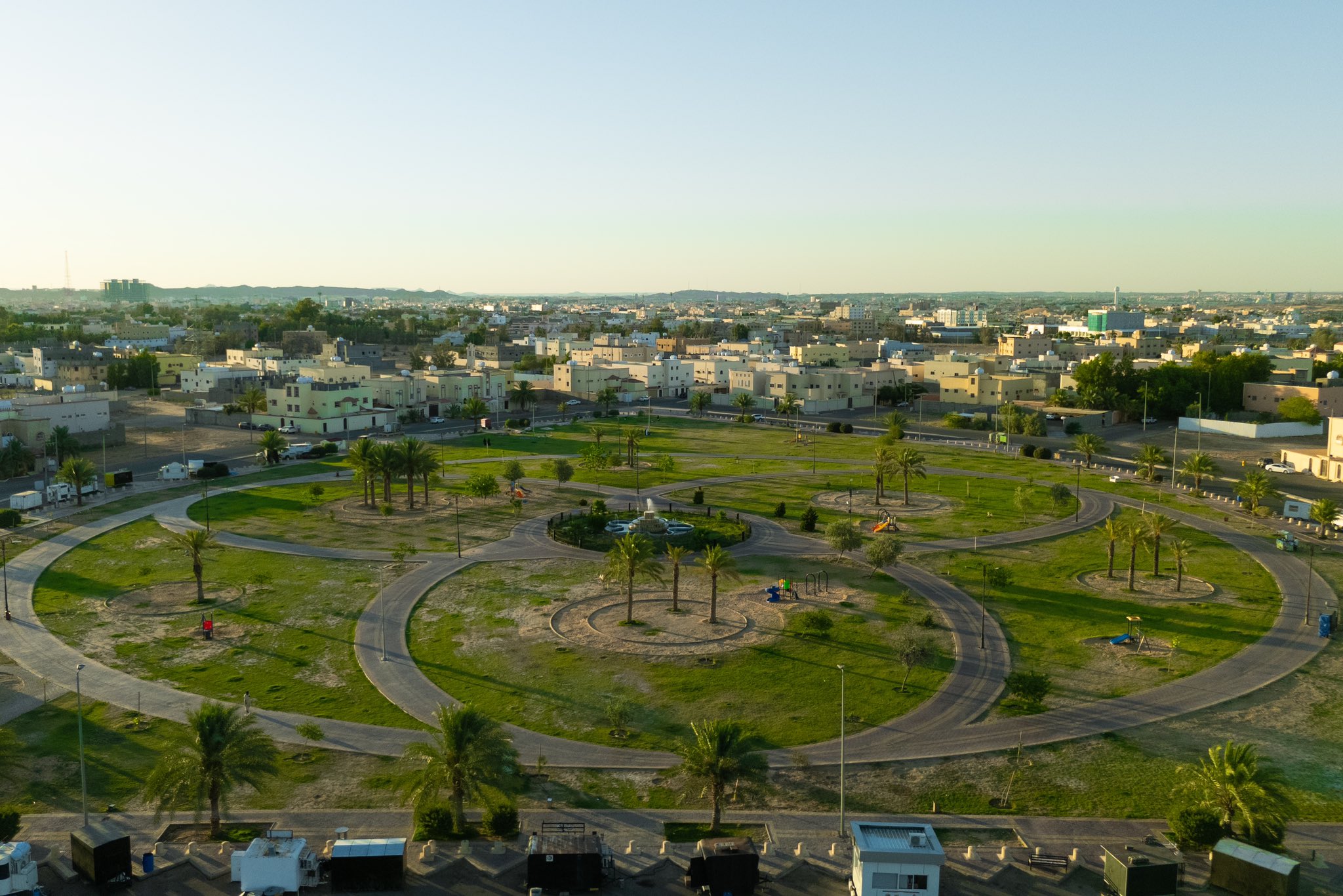  حدائق ومتنزهات الجوف تجذب الزوار مع اعتدال الأجواء بالمنطقة