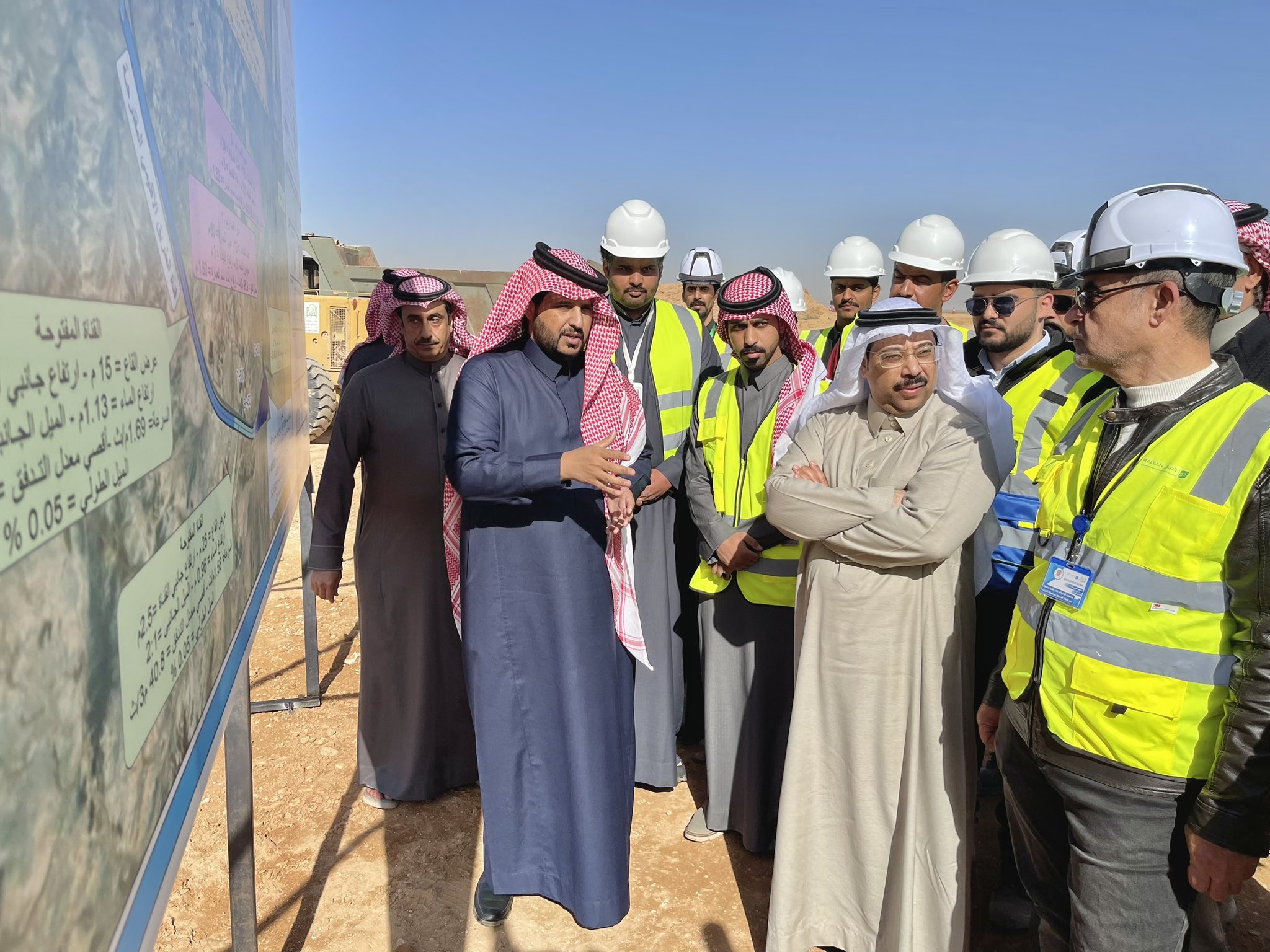  أمين الجوف يتفقد سير العمل في مشروع درء أخطار السيول جنوب القريات وقرى العقيلة