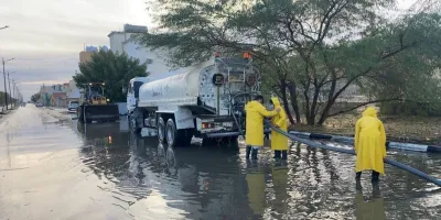 أمين منطقة الجوف يتابع عمل شبكات تصريف مياه الأمطار