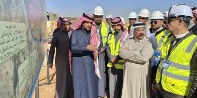  أمين الجوف يتفقد سير العمل في مشروع درء أخطار السيول جنوب القريات وقرى العقيلة