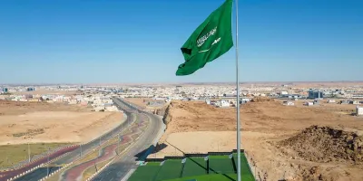علم المملكة يرفرف بعلو 65 مترًا بمدينة سكاكا